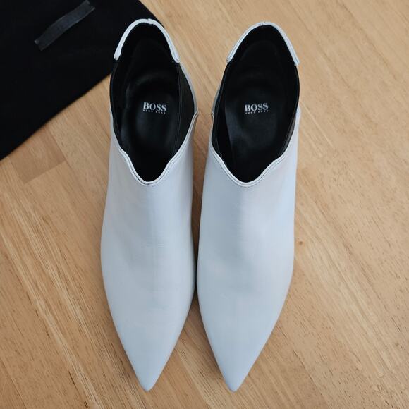 Hugo Boss White Leather Ankle Boots Pull-on Kitten Heel sz 39.5 FLAW - Picture 4 of 11